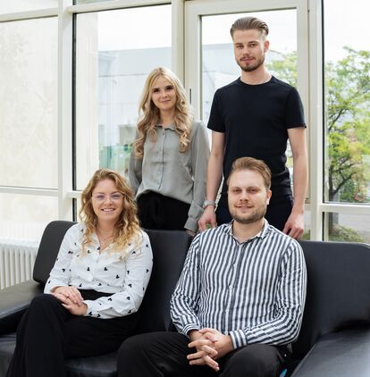 Unsere HR Teamfoto Teamfoto unserer vier HR-Mitarbeitenden. Zwei freundliche Frauen und zwei lächelnde Männer sind auf dem Foto zu sehen.