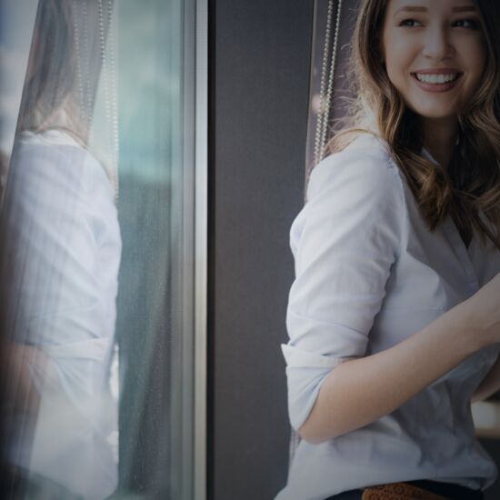 Junge fröhliche Frau mit Tablet in der Hand