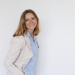 Bild von Dr. Renate Mayer vor einer weißen Wand