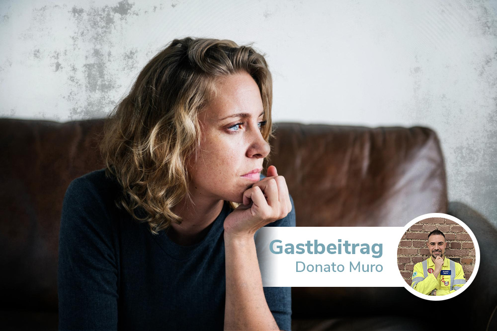 Foto eines Mannes in einem Arztkittel, der vor einem Laptop gestikuliert