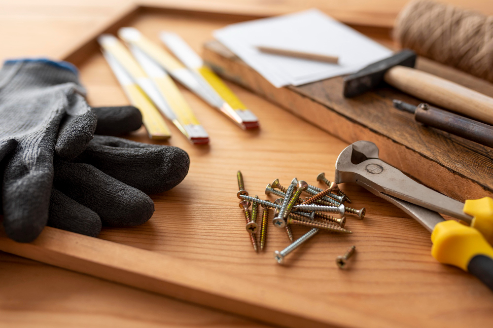 Foto von zwei Männern. Rechts mit Warnweste, Schutzhelm und Block mit Stift. Links im Hemd mit einem Handfunkgerät.