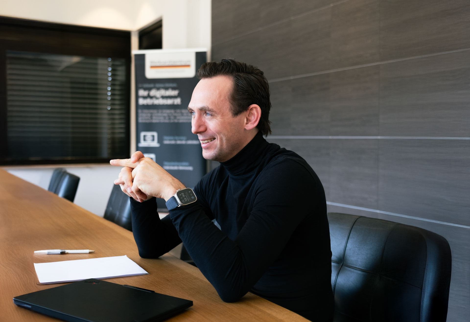 Ein Tisch auf dem mehrere Gesichtsmasken zum Gesundheitsschutz liegen. Im Hintergrund steht ein Weihnachtsbaum mit Lichterkette.