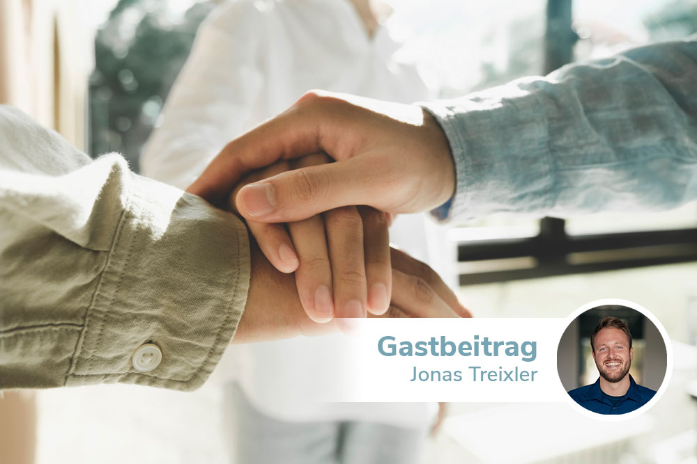 Hände im Hintergrund, davor ein Banner mit dem Foto von Jonas Treixler.